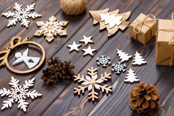 Drewniane ozdoby choinkowe na blacie